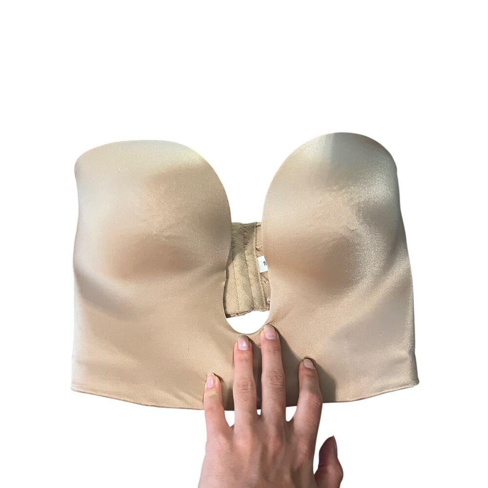 Fine Lines V-Neck Strapless Low-Back Bra